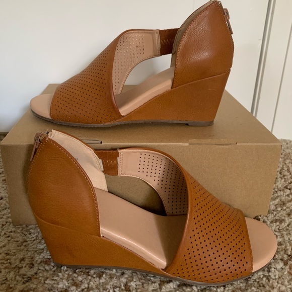 Journee Aretha Wedge Sandal - Womens Size 6.5 - Picture 4 of 9